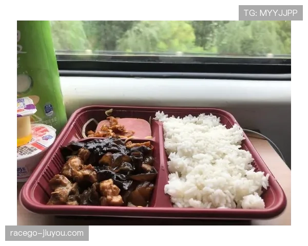 浓眉哥家里请了三个厨师轮班，就为了让他每天吃够六顿饭